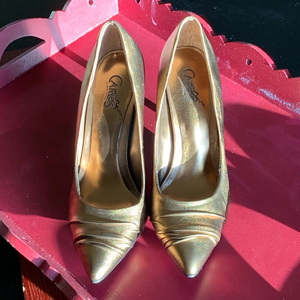 Carlos Santana Golden High Heels - Picture 3 of 7